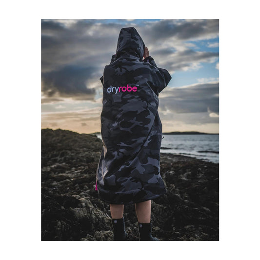 dryrobe advance long sleeve schwarz camo pink umkleidemantel
