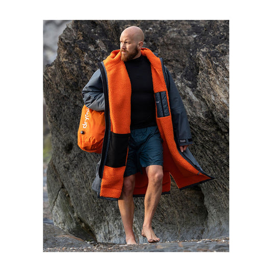 dryrobe advance long sleeve dunkelgrau orange umkleidemantel